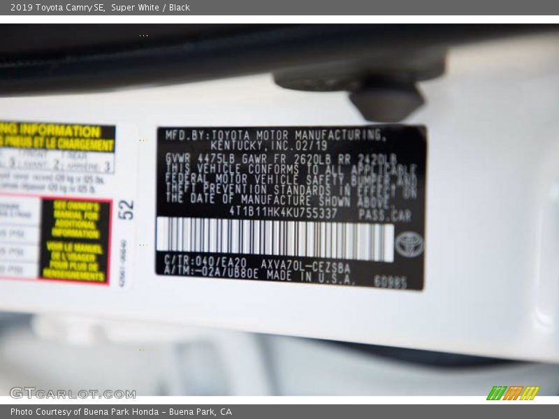 Super White / Black 2019 Toyota Camry SE