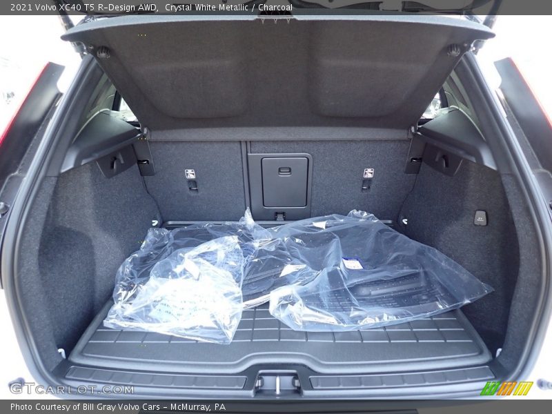 Crystal White Metallic / Charcoal 2021 Volvo XC40 T5 R-Design AWD