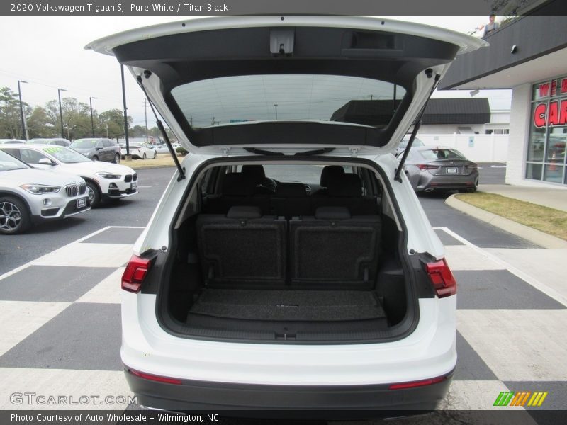 Pure White / Titan Black 2020 Volkswagen Tiguan S