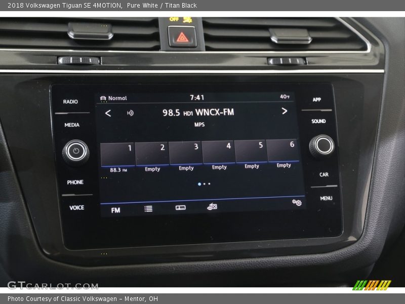 Pure White / Titan Black 2018 Volkswagen Tiguan SE 4MOTION