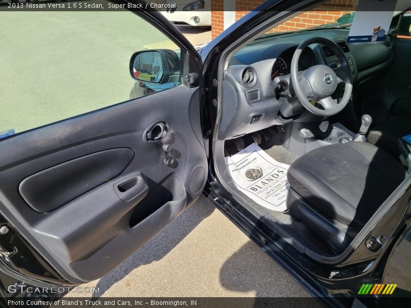 Super Black / Charcoal 2013 Nissan Versa 1.6 S Sedan