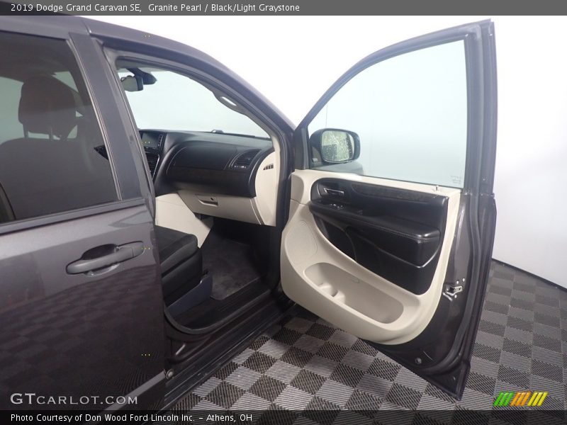Granite Pearl / Black/Light Graystone 2019 Dodge Grand Caravan SE