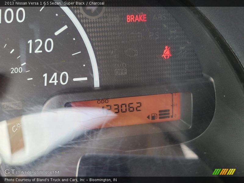 Super Black / Charcoal 2013 Nissan Versa 1.6 S Sedan