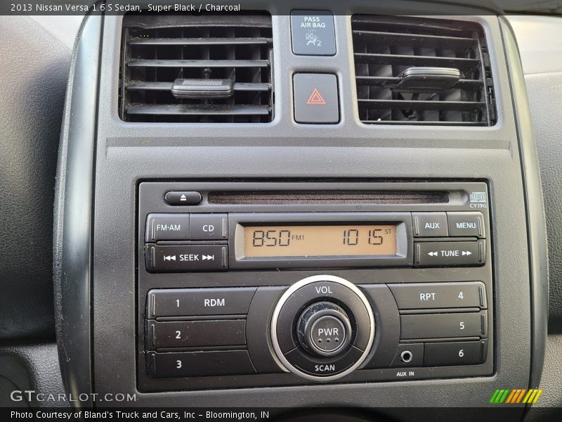Super Black / Charcoal 2013 Nissan Versa 1.6 S Sedan