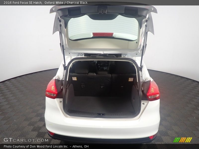 Oxford White / Charcoal Black 2016 Ford Focus SE Hatch