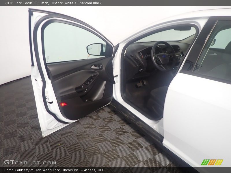 Oxford White / Charcoal Black 2016 Ford Focus SE Hatch