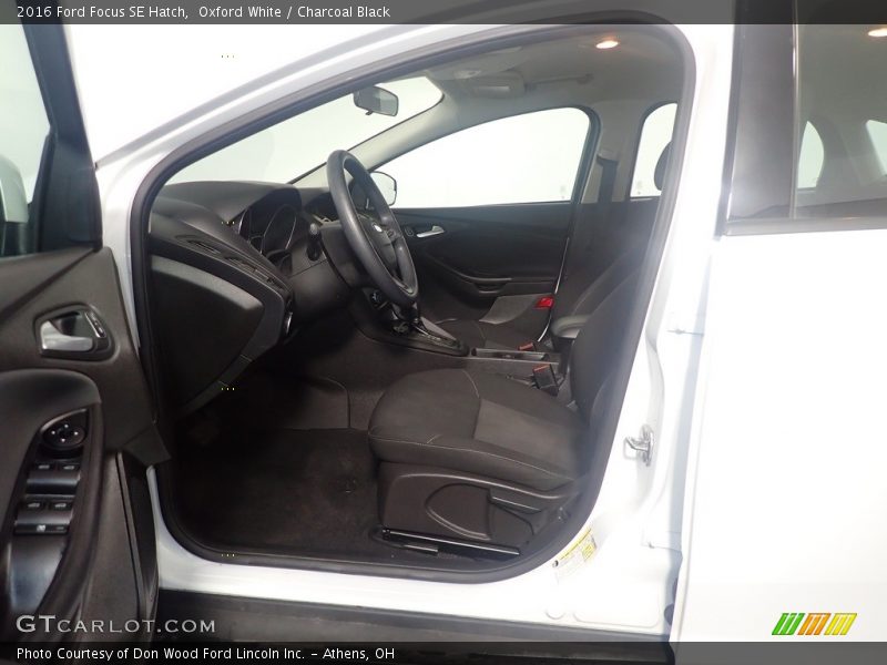 Oxford White / Charcoal Black 2016 Ford Focus SE Hatch