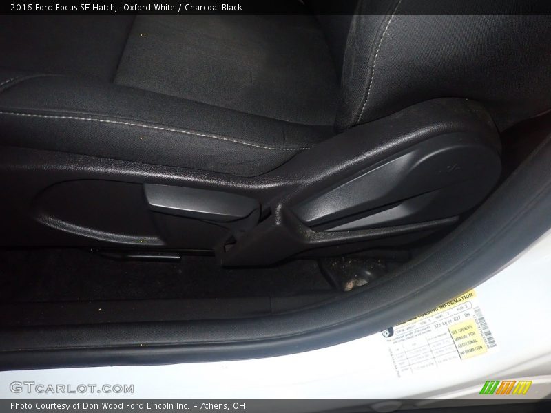 Oxford White / Charcoal Black 2016 Ford Focus SE Hatch