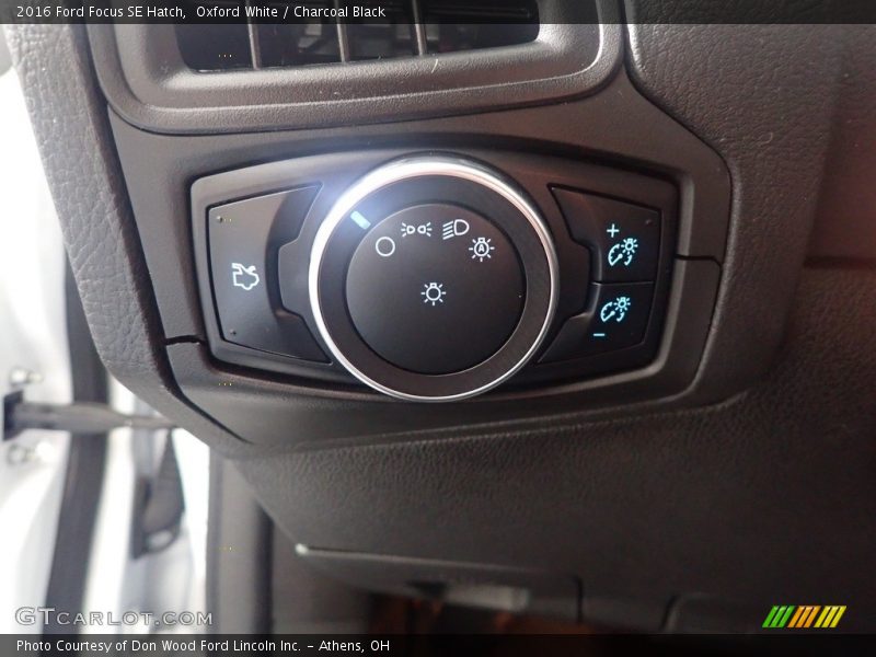 Oxford White / Charcoal Black 2016 Ford Focus SE Hatch