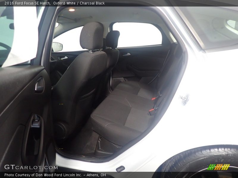 Oxford White / Charcoal Black 2016 Ford Focus SE Hatch
