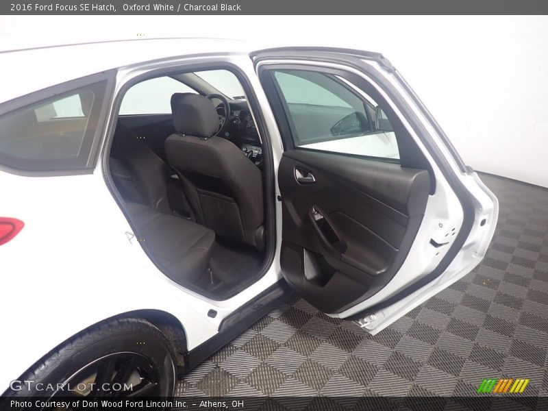 Oxford White / Charcoal Black 2016 Ford Focus SE Hatch
