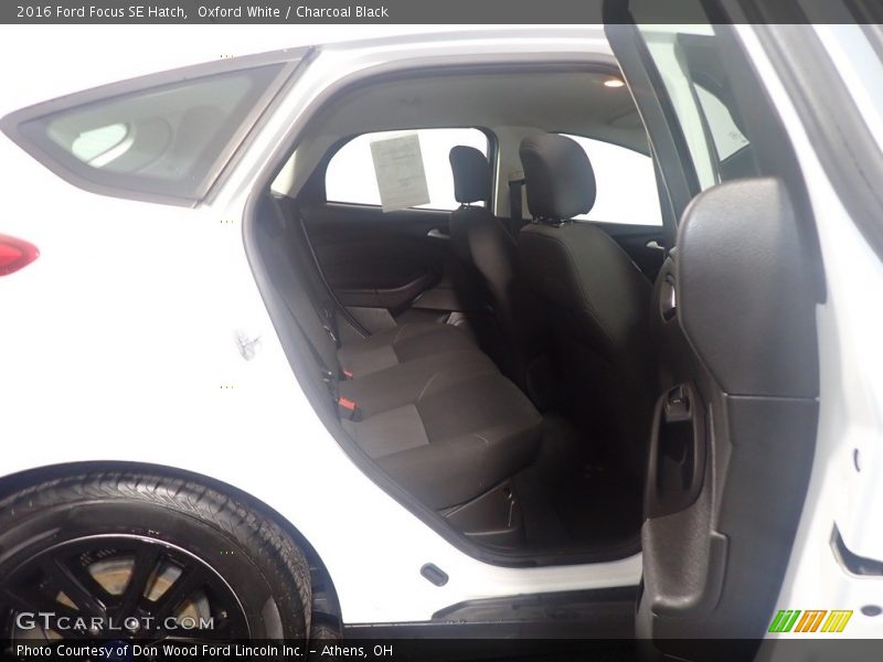 Oxford White / Charcoal Black 2016 Ford Focus SE Hatch