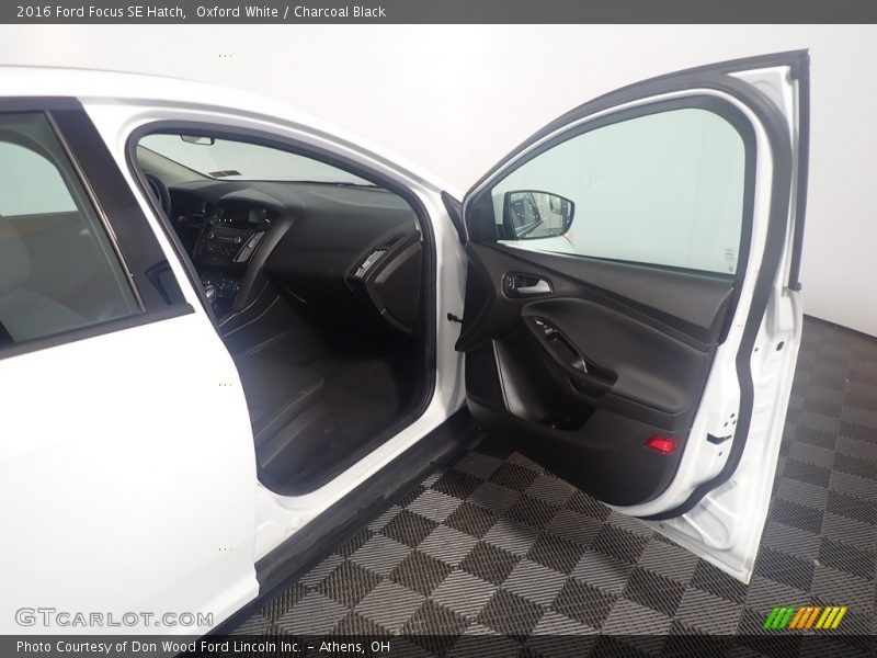Oxford White / Charcoal Black 2016 Ford Focus SE Hatch
