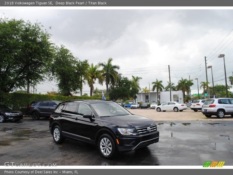 Deep Black Pearl / Titan Black 2018 Volkswagen Tiguan SE