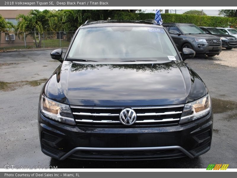Deep Black Pearl / Titan Black 2018 Volkswagen Tiguan SE