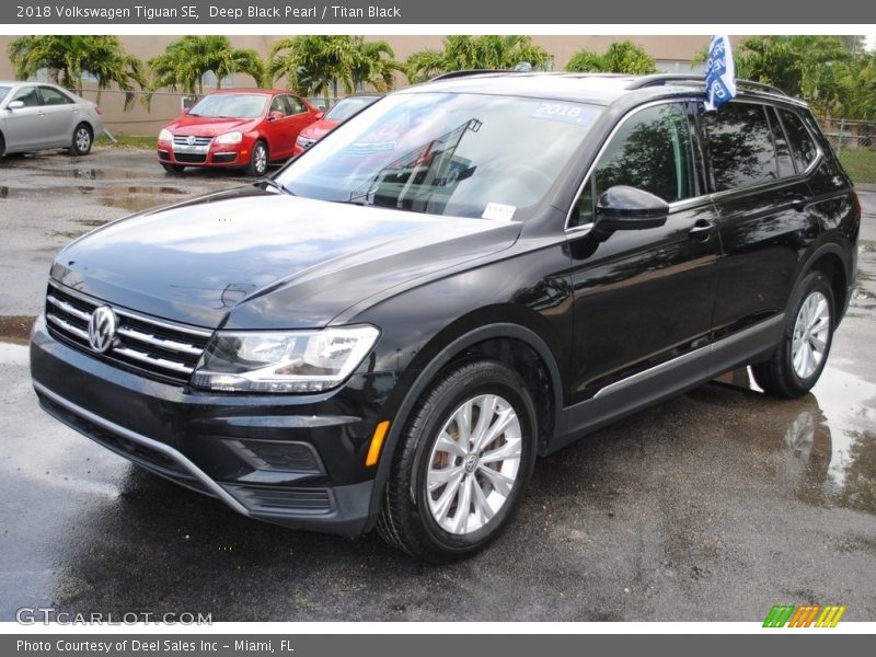 Deep Black Pearl / Titan Black 2018 Volkswagen Tiguan SE