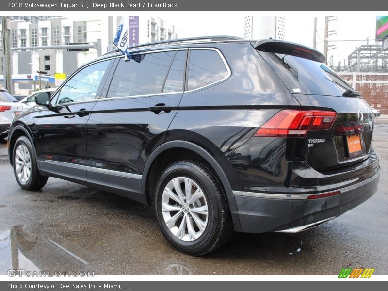 Deep Black Pearl / Titan Black 2018 Volkswagen Tiguan SE