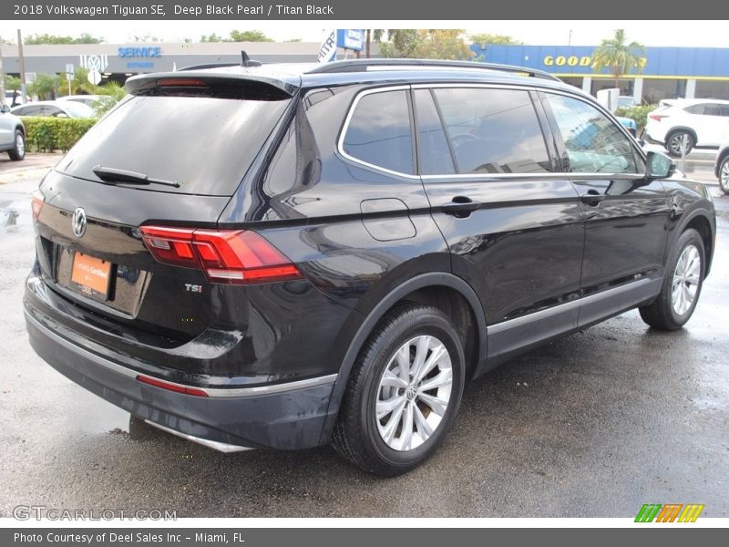 Deep Black Pearl / Titan Black 2018 Volkswagen Tiguan SE