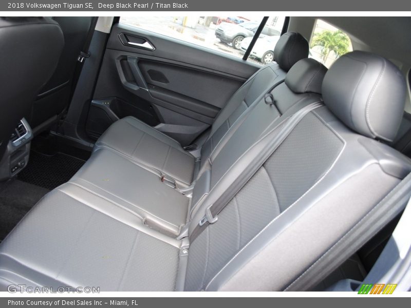 Deep Black Pearl / Titan Black 2018 Volkswagen Tiguan SE