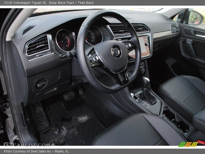Deep Black Pearl / Titan Black 2018 Volkswagen Tiguan SE