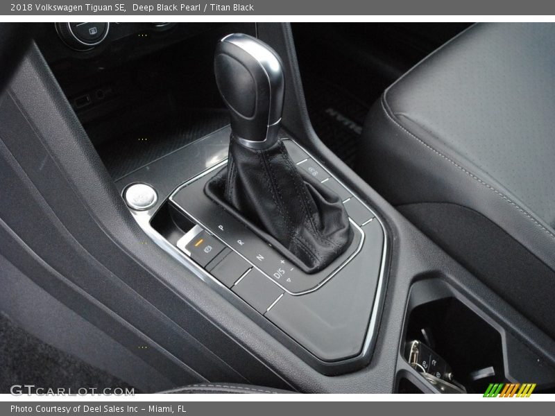 Deep Black Pearl / Titan Black 2018 Volkswagen Tiguan SE