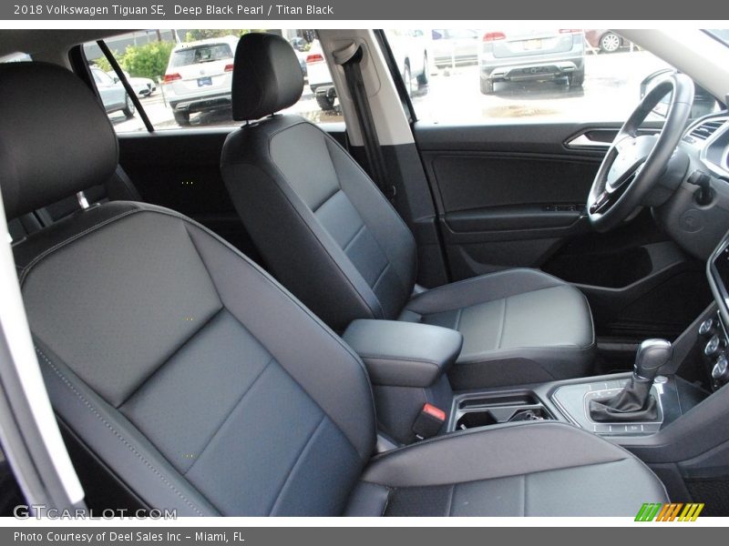 Deep Black Pearl / Titan Black 2018 Volkswagen Tiguan SE