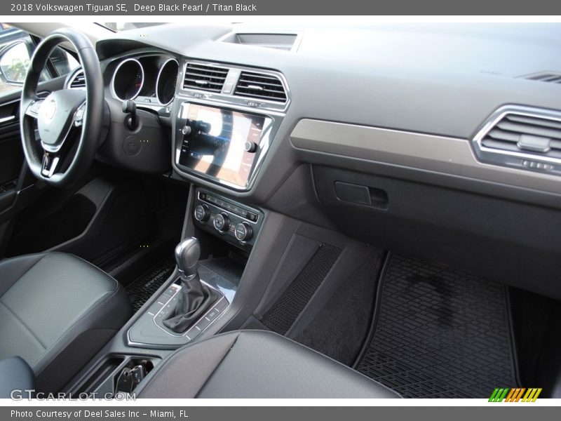 Deep Black Pearl / Titan Black 2018 Volkswagen Tiguan SE