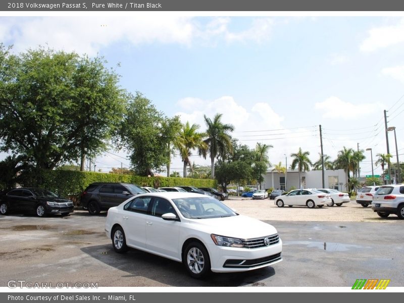 Pure White / Titan Black 2018 Volkswagen Passat S