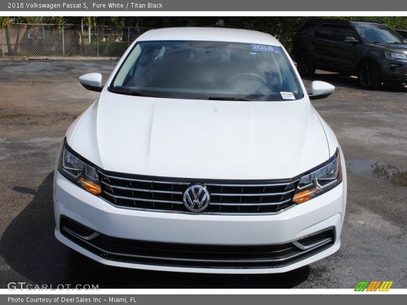 Pure White / Titan Black 2018 Volkswagen Passat S