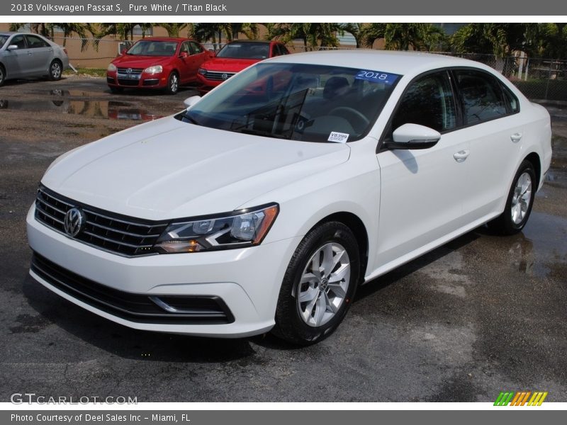 Pure White / Titan Black 2018 Volkswagen Passat S