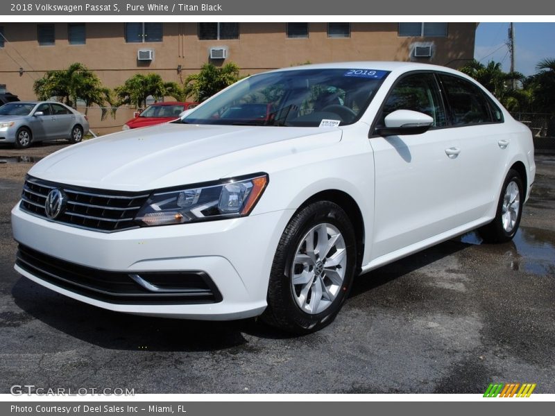 Pure White / Titan Black 2018 Volkswagen Passat S