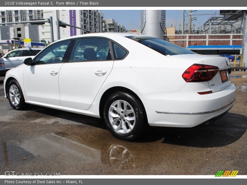 Pure White / Titan Black 2018 Volkswagen Passat S