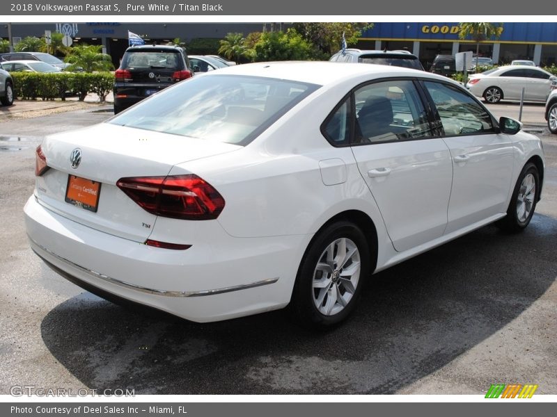 Pure White / Titan Black 2018 Volkswagen Passat S