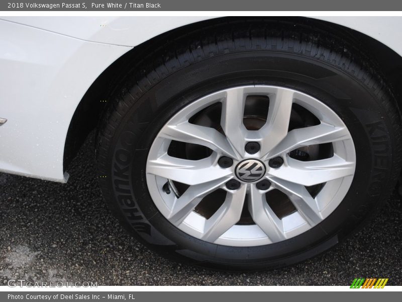Pure White / Titan Black 2018 Volkswagen Passat S