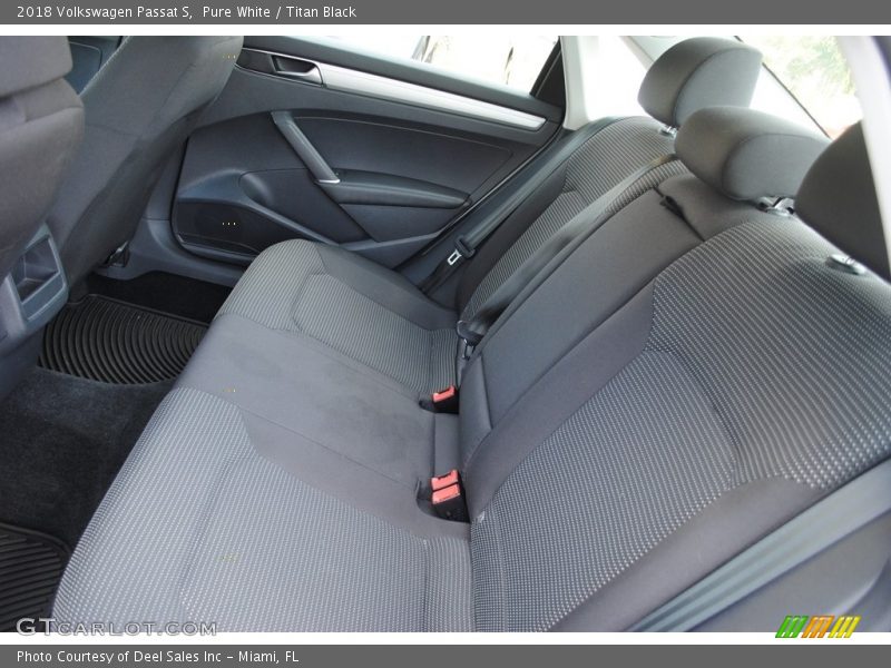 Pure White / Titan Black 2018 Volkswagen Passat S