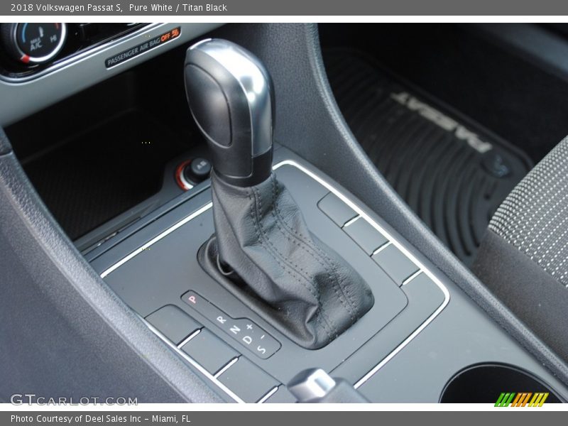 Pure White / Titan Black 2018 Volkswagen Passat S