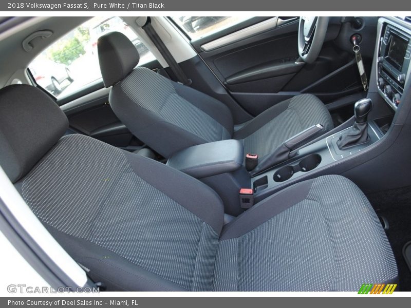 Pure White / Titan Black 2018 Volkswagen Passat S