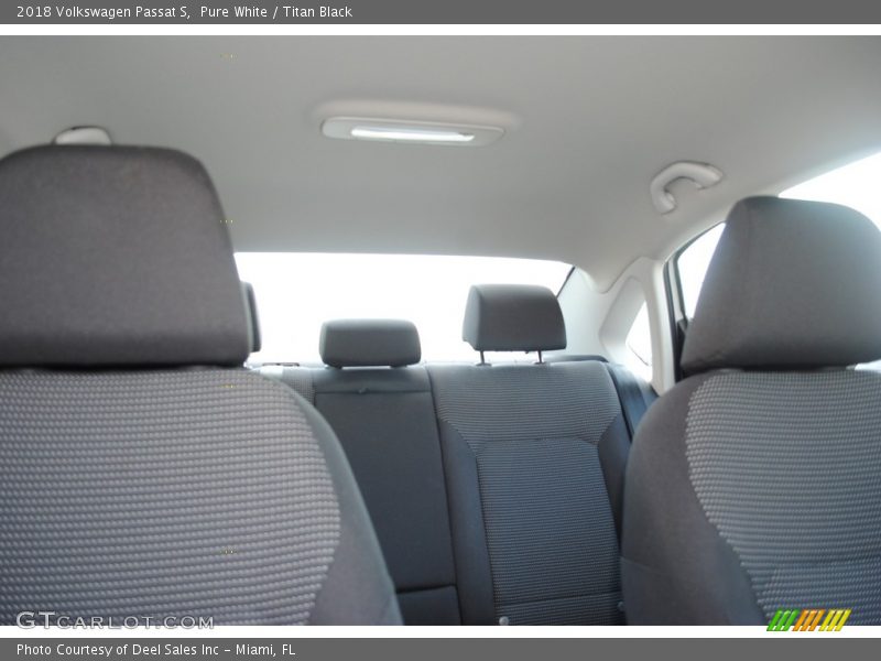 Pure White / Titan Black 2018 Volkswagen Passat S