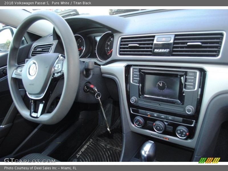 Pure White / Titan Black 2018 Volkswagen Passat S