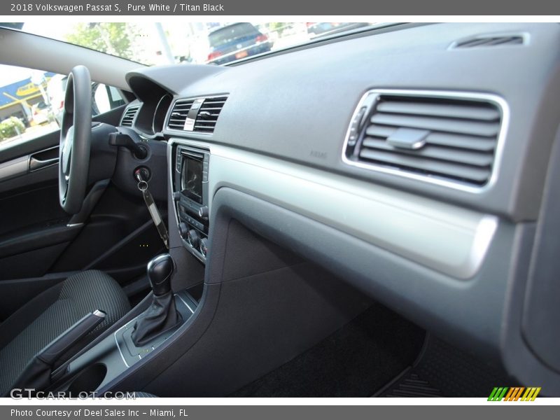 Pure White / Titan Black 2018 Volkswagen Passat S