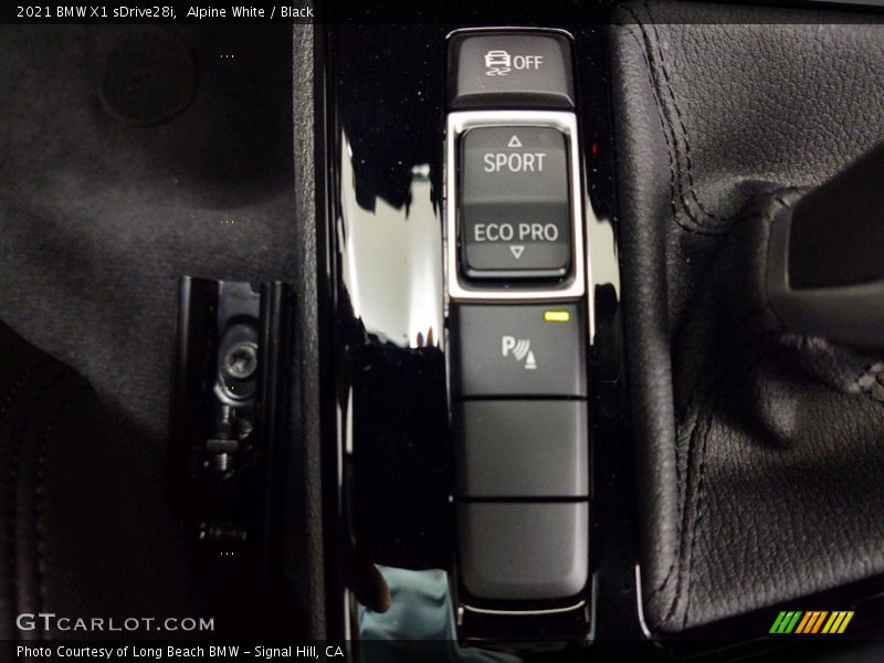 Alpine White / Black 2021 BMW X1 sDrive28i
