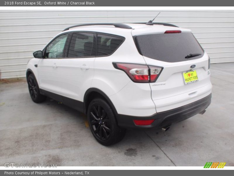 Oxford White / Charcoal Black 2018 Ford Escape SE