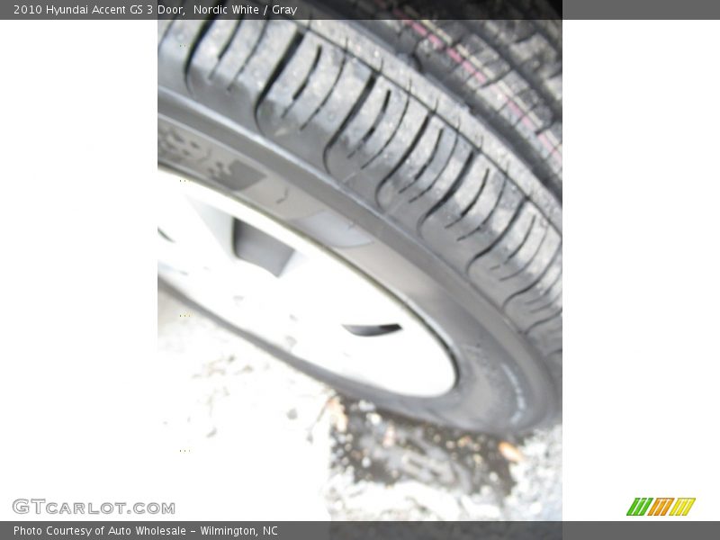 Nordic White / Gray 2010 Hyundai Accent GS 3 Door