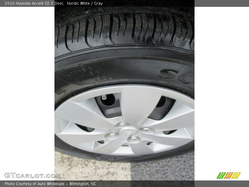 Nordic White / Gray 2010 Hyundai Accent GS 3 Door