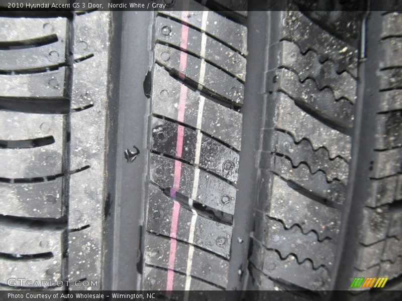 Nordic White / Gray 2010 Hyundai Accent GS 3 Door