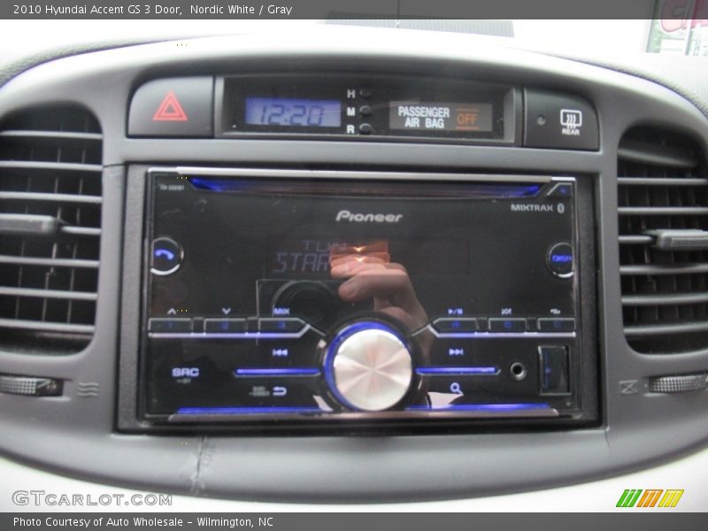 Nordic White / Gray 2010 Hyundai Accent GS 3 Door