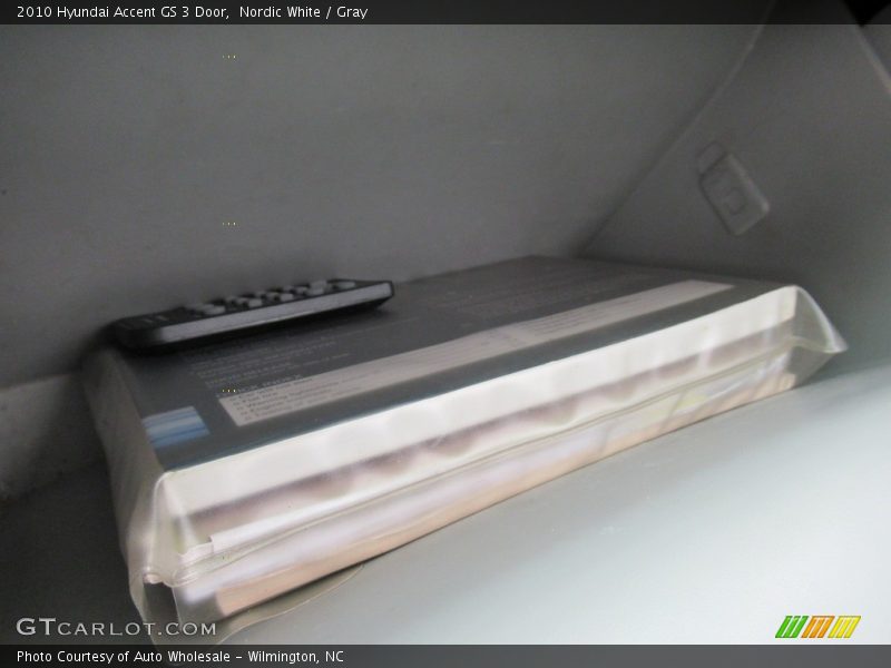 Nordic White / Gray 2010 Hyundai Accent GS 3 Door