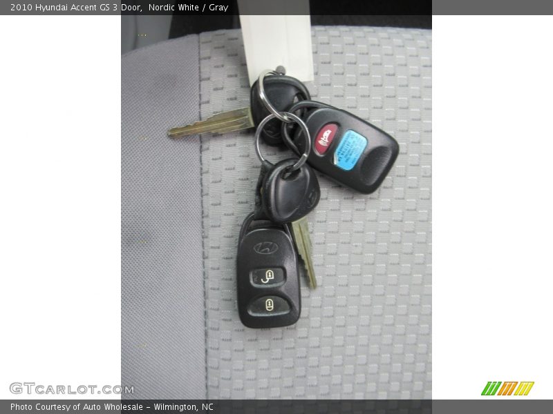 Nordic White / Gray 2010 Hyundai Accent GS 3 Door
