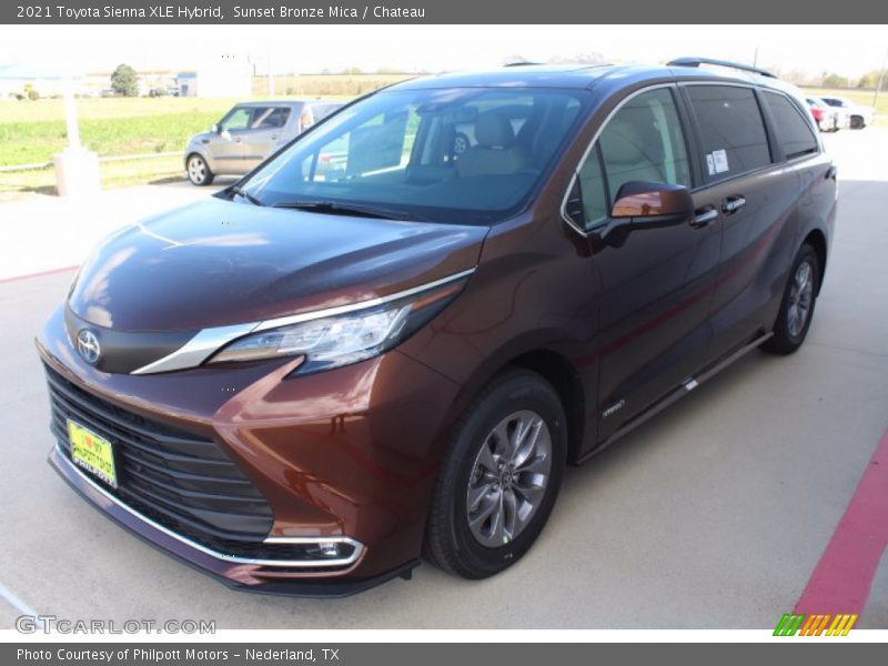 Front 3/4 View of 2021 Sienna XLE Hybrid
