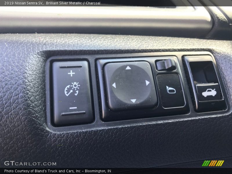Brilliant Silver Metallic / Charcoal 2019 Nissan Sentra SV